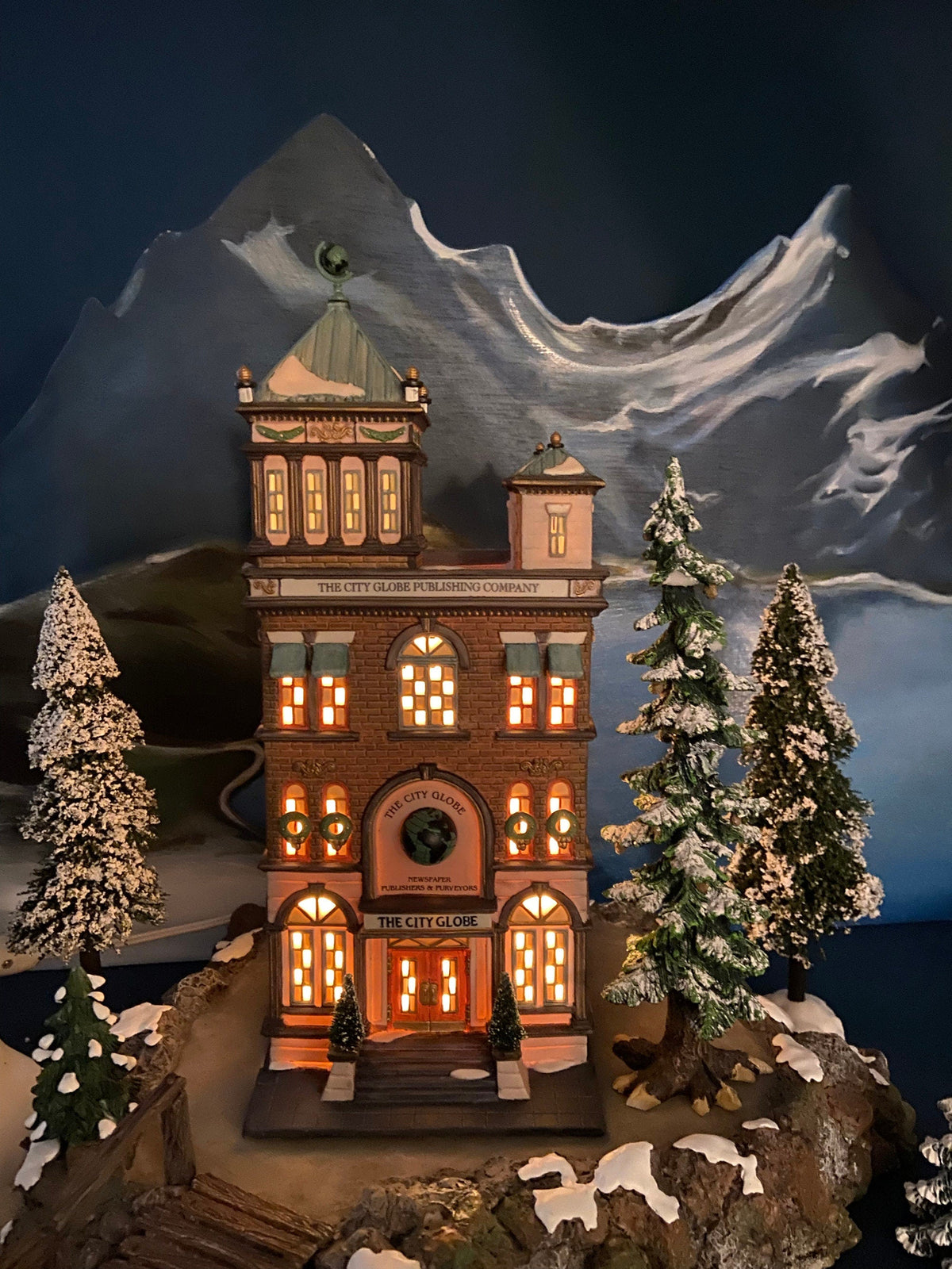 Department 56 City Globe Publishing, Christmas in the City