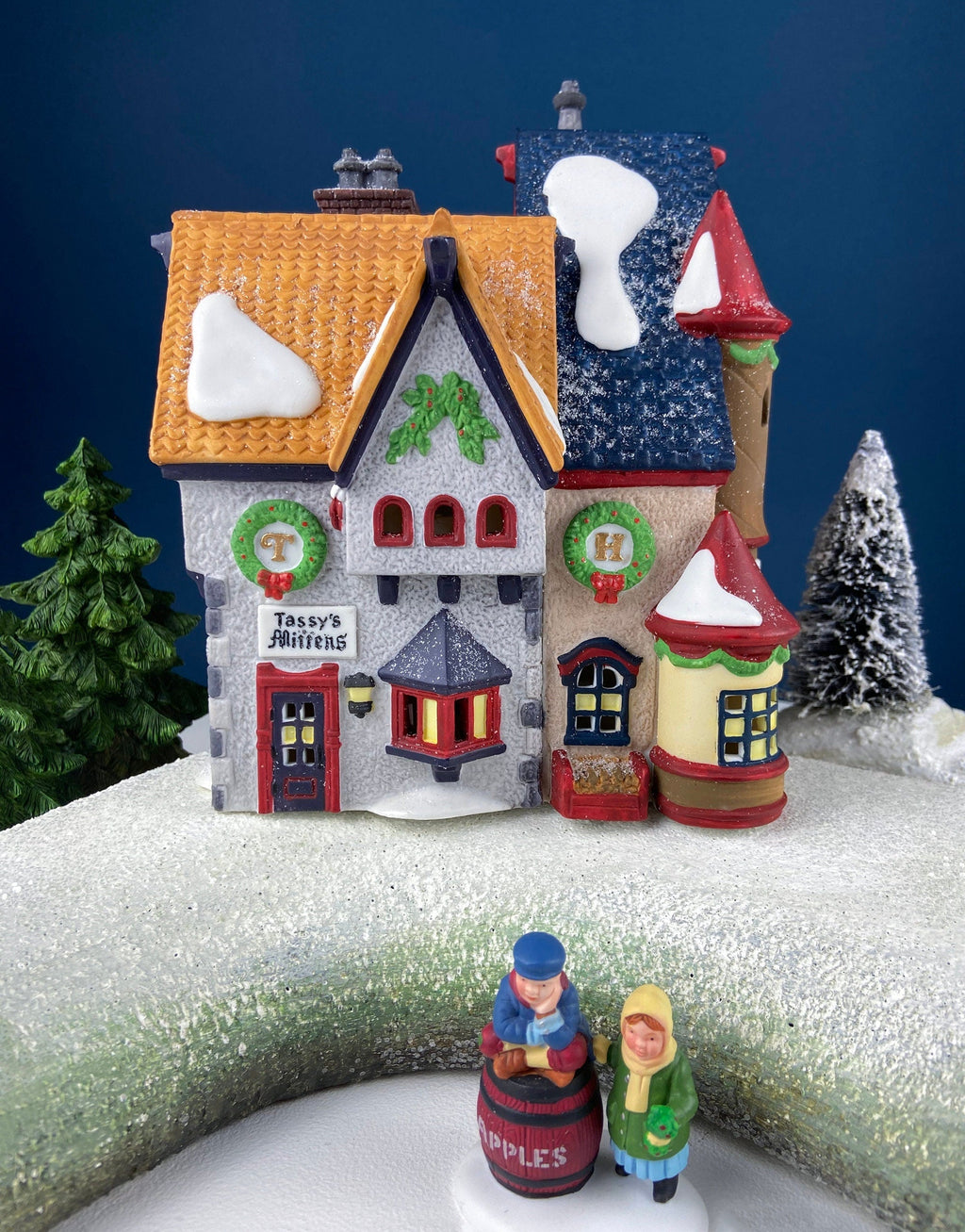 Department 56 Tassy's Mittens & Hassel's Woolies, North Pole